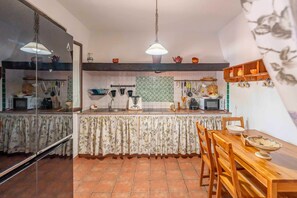 Een koelkast, een microgolfoven, een kookplaat, een vaatwasser