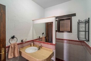 Shower, towels - Rural House 'Carula' with Private Pool, Wi-Fi and Air Conditioning (La Puebla de Cazalla)
