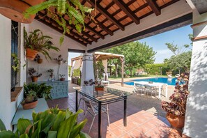 Outdoor dining - Rural House 'Carula' with Private Pool, Wi-Fi and Air Conditioning (La Puebla de Cazalla)