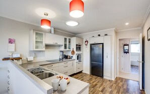 Micro-ondes, four, plaque de cuisson, lave-vaisselle