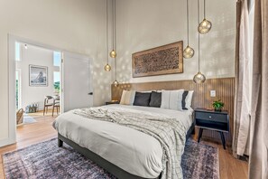 3 quartos, escrivaninha, ferros/tábuas de passar roupa