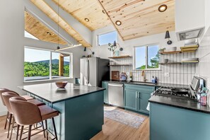 Geladeira, micro-ondas, fogão, cooktop