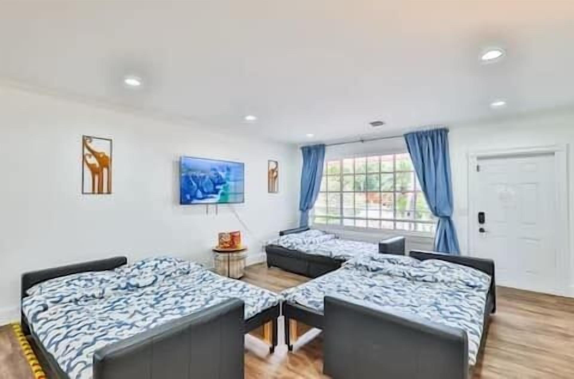 3 間睡房、書桌、熨斗/熨衫板、可攜式嬰兒床