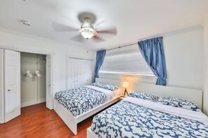 3 chambres, fer et planche à repasser, lit de bébé portatif