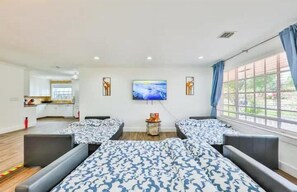 3 habitaciones, tabla de planchar con plancha y cuna de viaje