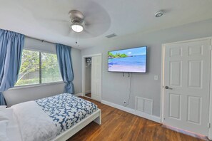 3 slaapkamers, een bureau, een strijkplank/strijkijzer, reisbedje