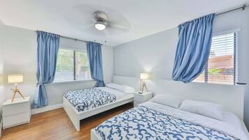 3 soverom, skrivebord, strykejern/-brett og reiseseng for barn