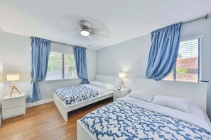 3 間睡房、書桌、熨斗/熨衫板、可攜式嬰兒床