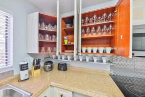 Fridge, microwave, oven, stovetop - Hard Rock House (Fort Lauderdale)