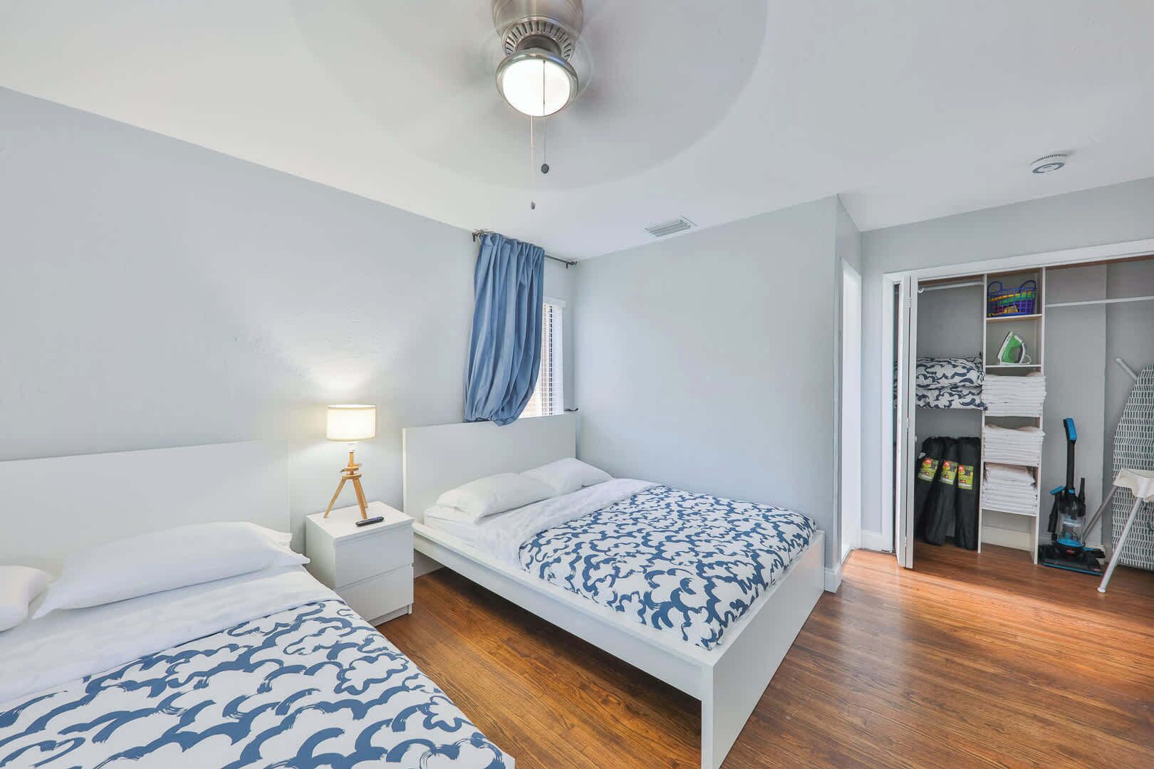 3 slaapkamers, een bureau, een strijkplank/strijkijzer, reisbedje