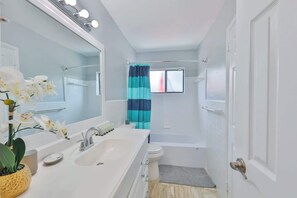 Douche, sèche-cheveux, serviettes fournies