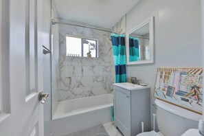 Dusj, hårføner og håndklær