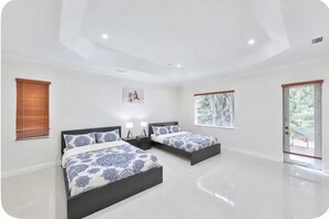 5 bedrooms, desk, iron/ironing board, travel crib