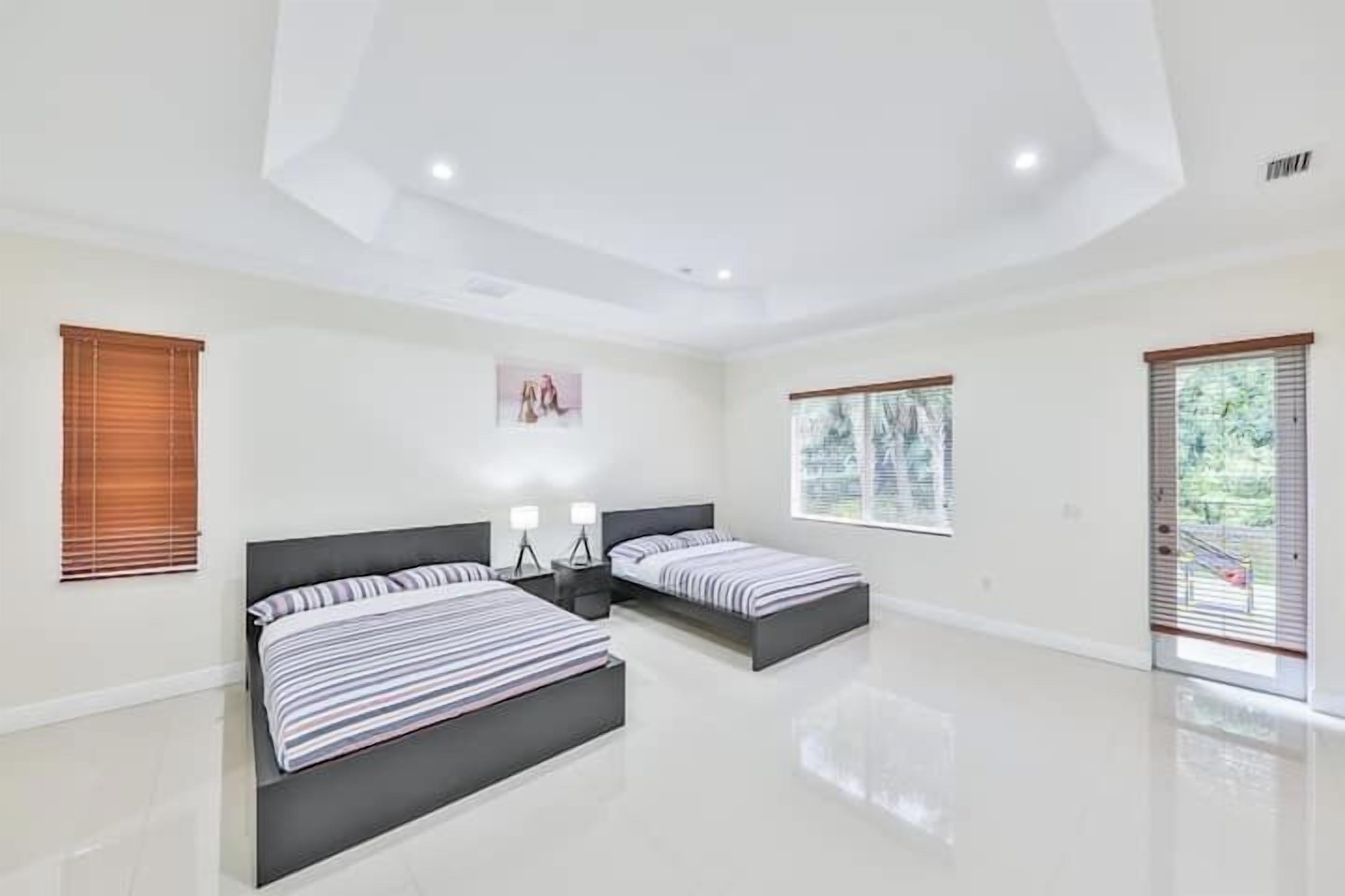 5 chambres, bureau, fer et planche à repasser, lit parapluie