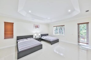 5 Schlafzimmer, Schreibtisch, Bügeleisen/Bügelbrett, Reisekinderbett