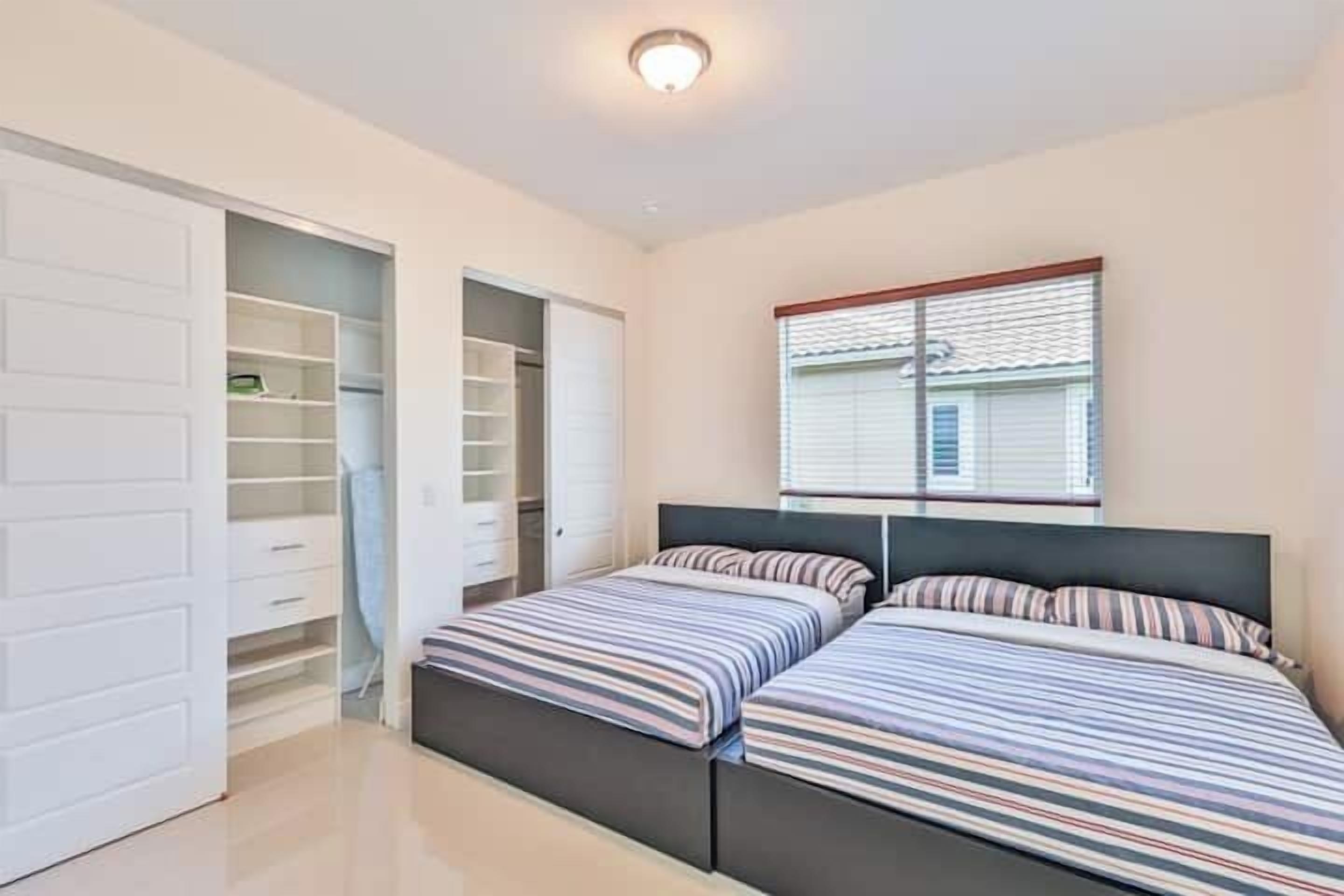 5 dormitorios, escritorio, tabla de planchar con plancha y cuna de viaje