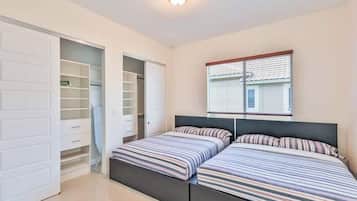 5 dormitorios, escritorio, tabla de planchar con plancha y cuna de viaje