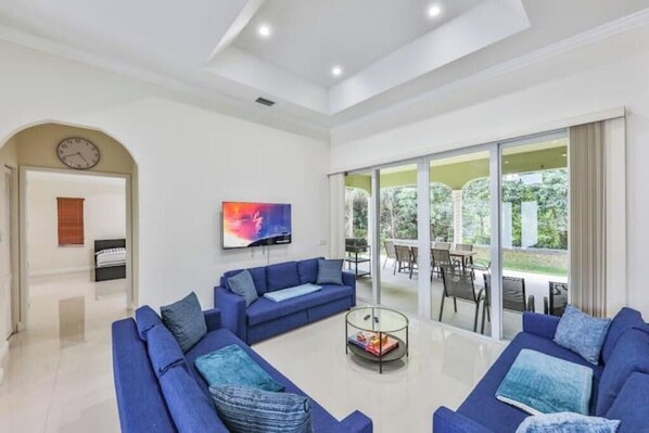 Smart-TV, Kamin, Bücher