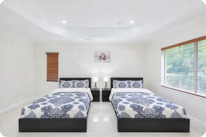 5 chambres, bureau, fer et planche à repasser, lit parapluie