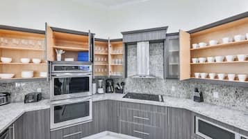 Frigorífic, microones, forn i placa de cuina