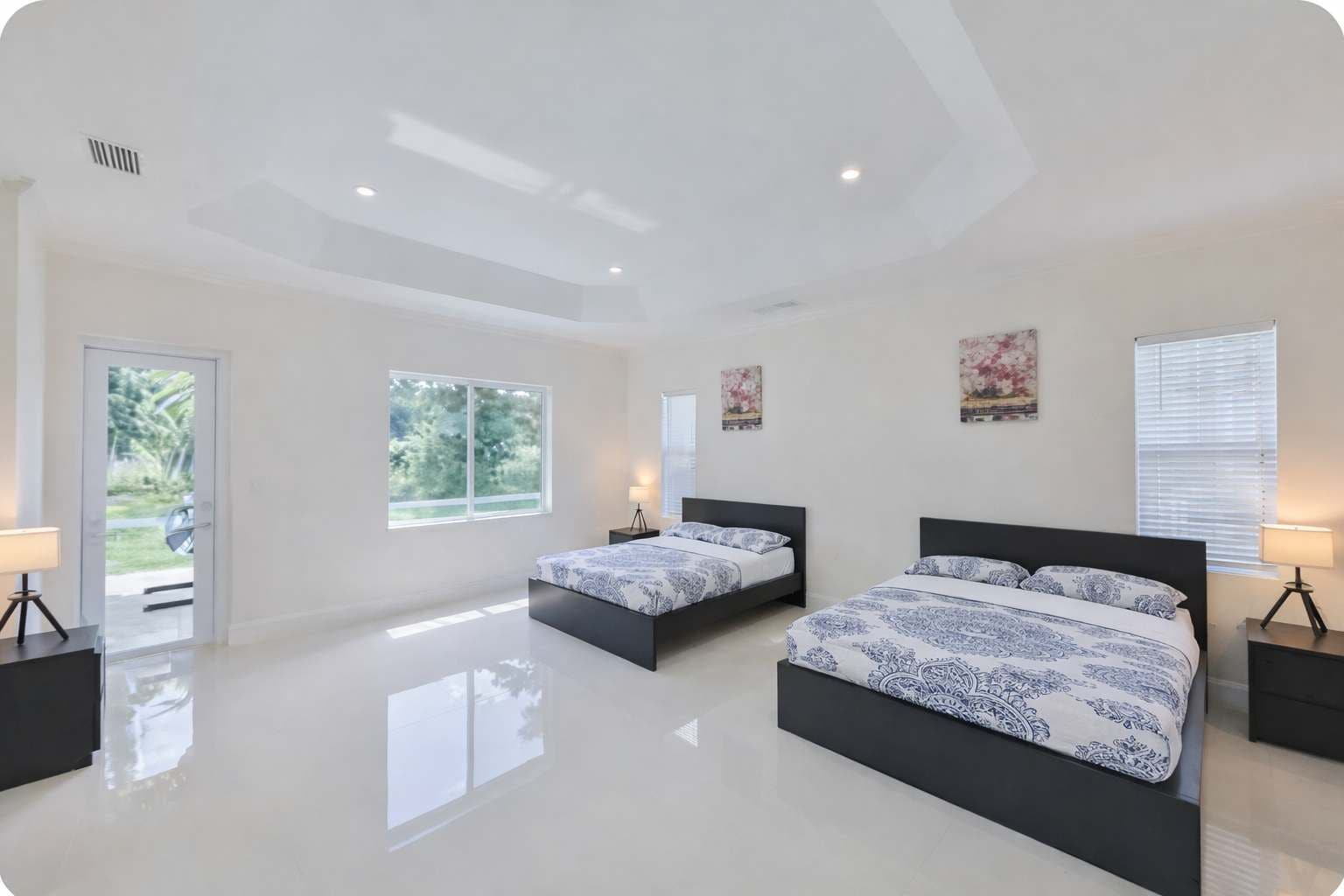 5 quartos, ferros/tábuas de passar roupa, berço de viagem