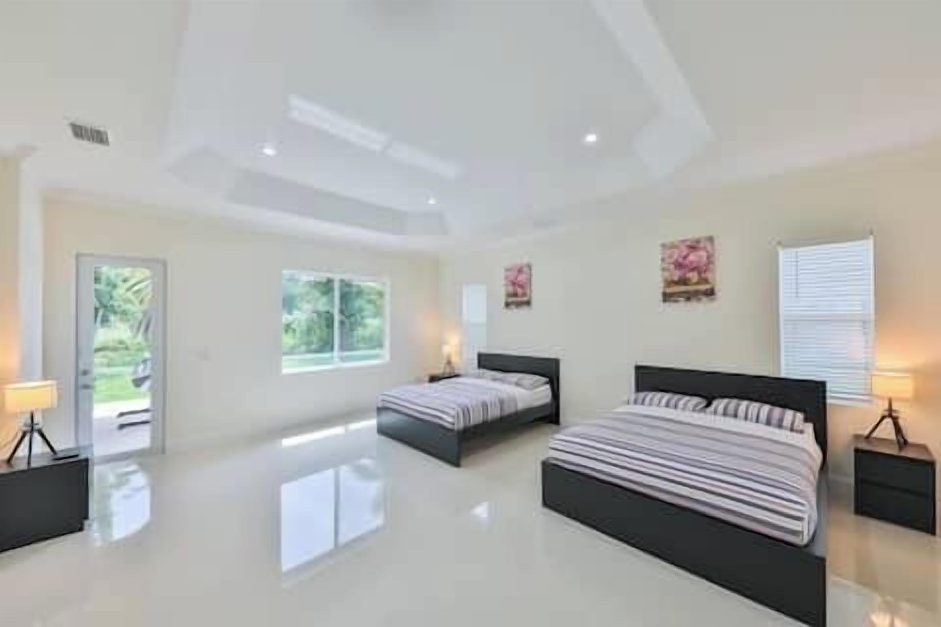 5 dormitorios, tabla de planchar con plancha, cuna de viaje