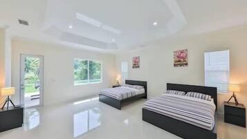 5 dormitorios, tabla de planchar con plancha, cuna de viaje