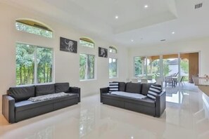 智能电视、办公室