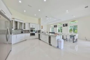 Kylskåp, mikrovågsugn, ugn och spishäll