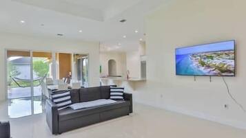 Una Smart TV, una oficina