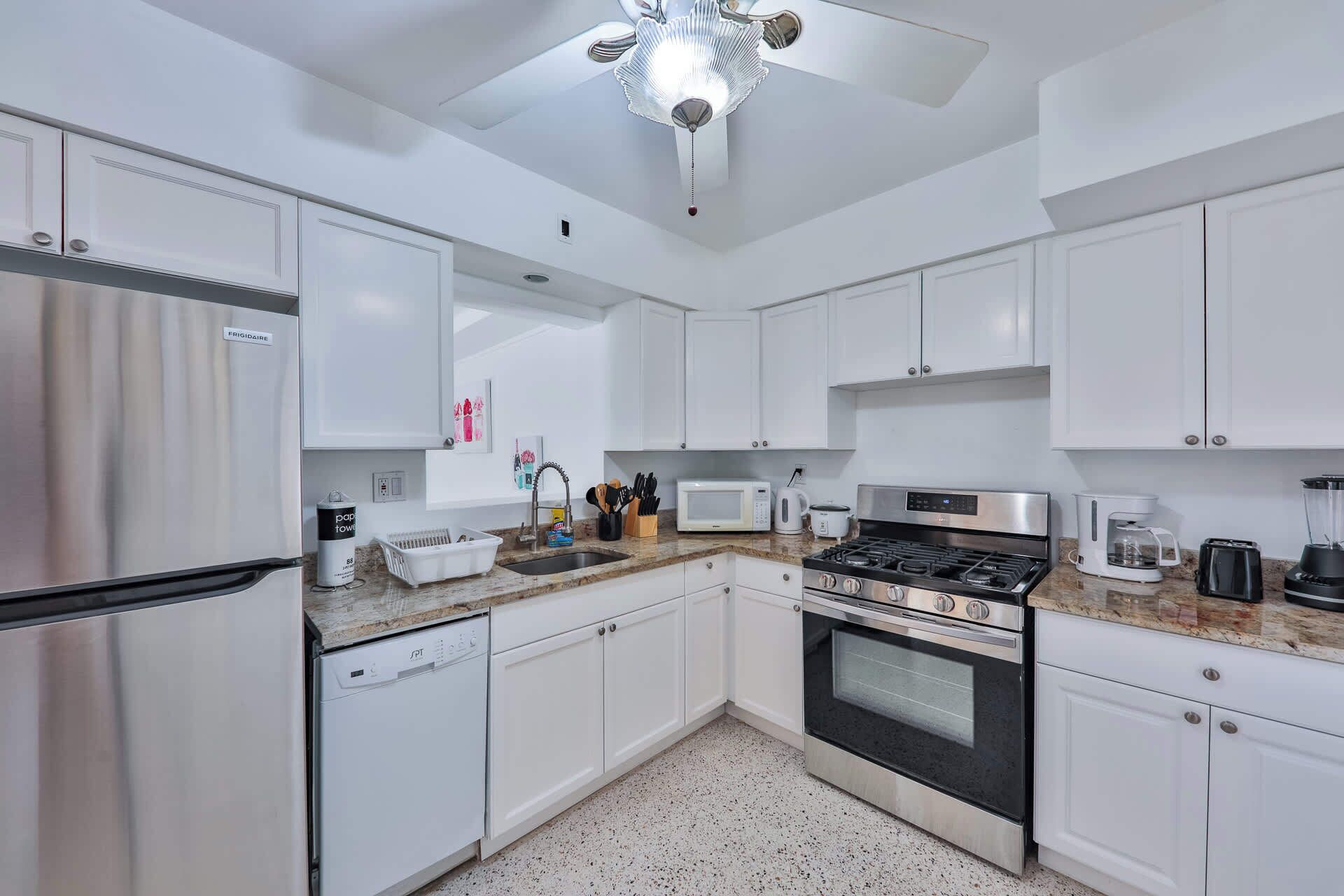 Kjøleskap, mikrobølgeovn, ovn og kokeplater