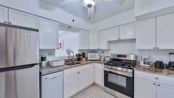 Kjøleskap, mikrobølgeovn, ovn og kokeplater