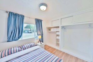 3 makuuhuonetta, työpöytä, silitysrauta/-lauta, vauvan matkasänky