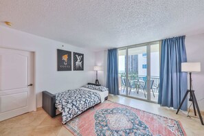 3 Schlafzimmer, Schreibtisch, Bügeleisen/Bügelbrett, Reisekinderbett