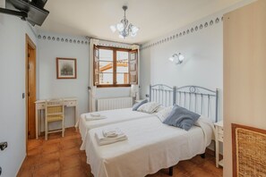 9 bedrooms, free WiFi, bed sheets - Apartment 'Y Corte Turismo Rural' with Wi-Fi (Ampudia)