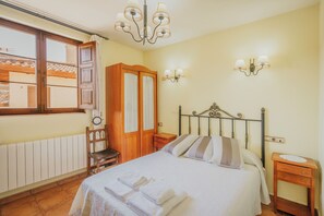 9 bedrooms, free WiFi, bed sheets - Apartment 'Y Corte Turismo Rural' with Wi-Fi (Ampudia)
