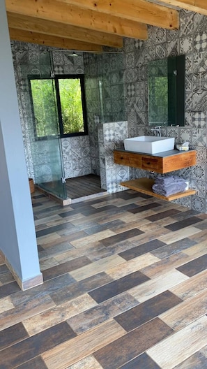 SĂšche-cheveux, serviettes fournies, savon, papier toilette