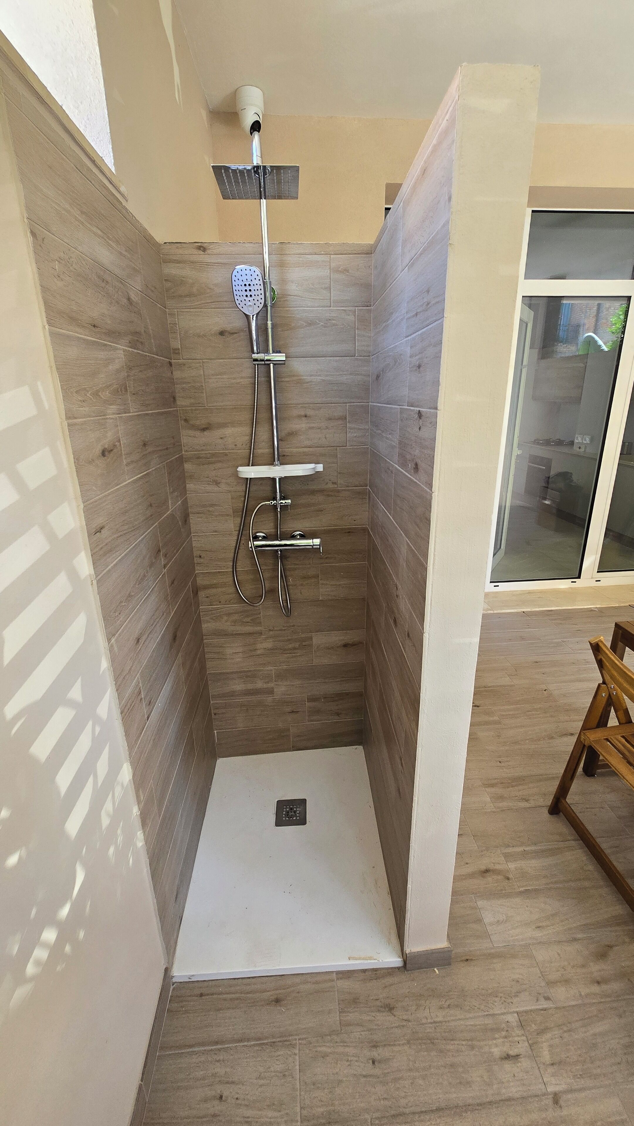 Douche, sèche-cheveux, bidet, serviettes fournies