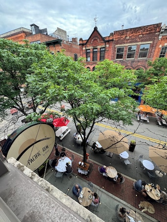 Outdoor dining. Modern One Bedroom Apartment in the Heart of Downtown Ann Arbor