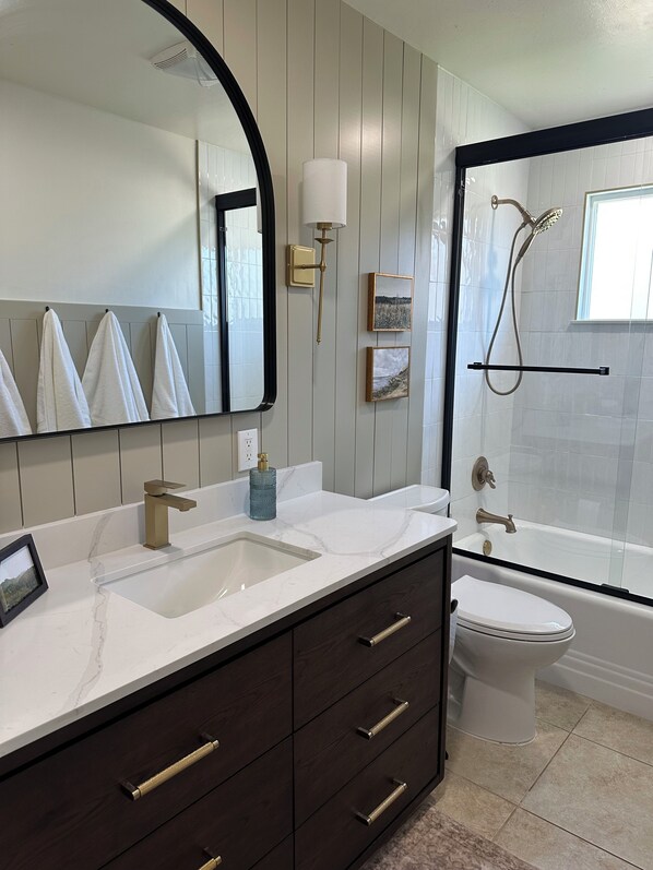 Sèche-cheveux, serviettes fournies, savon, papier toilette