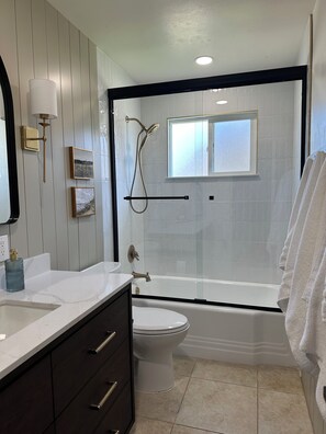 Sèche-cheveux, serviettes fournies, savon, papier toilette