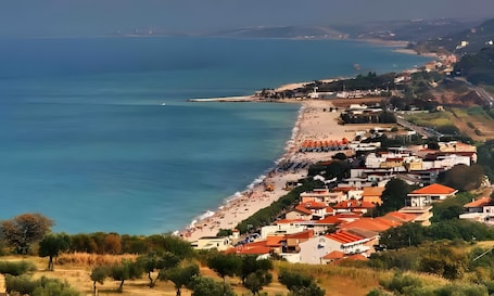 Spiaggia. Appartamento 'Il Dolce Risveglio' con vista sulle montagne, Wi-Fi e aria condizionata
