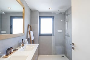 Dusche, Haartrockner, Handtücher