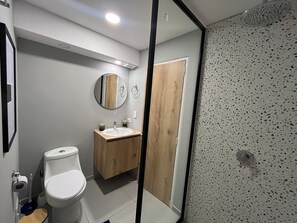 Een haardroger, handdoeken, zeep, toiletpapier