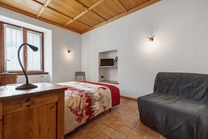 1 bedroom, bed sheets - Ca' Mocc Apartment with Fenced Garden and Mountain View in Val Rendena (Porte di Rendena)