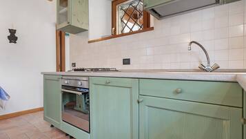 Kühlschrank, Geschirrspüler, Wasserkocher mit Kaffee-/Teezubehör