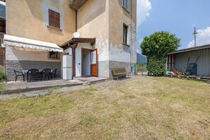 Outdoor dining - Ca' Mocc Apartment with Fenced Garden and Mountain View in Val Rendena (Porte di Rendena)
