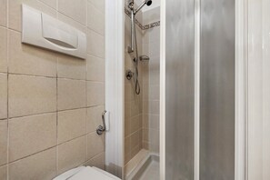 Douche, serviettes fournies