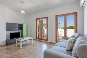 TV - Apartment 'Dorada Sun' with Shared Pool, Private Terrace and Air Conditioning (Chiclana de la Frontera)