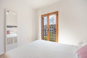 2 dormitorios, tabla de planchar con plancha, ropa de cama